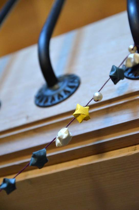Guirlande d’étoiles en origami suspendue sous la charpente