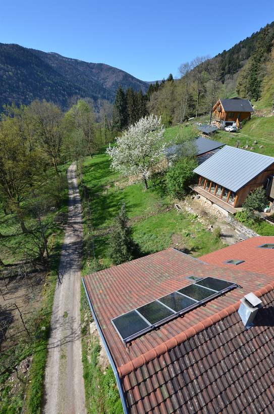 Le chemin qui monte à la ferme, au-dessus de la vallée