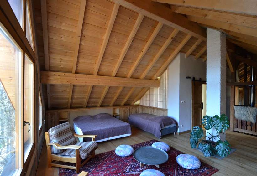 Dortoir sous charpente avec plusieurs couchages
