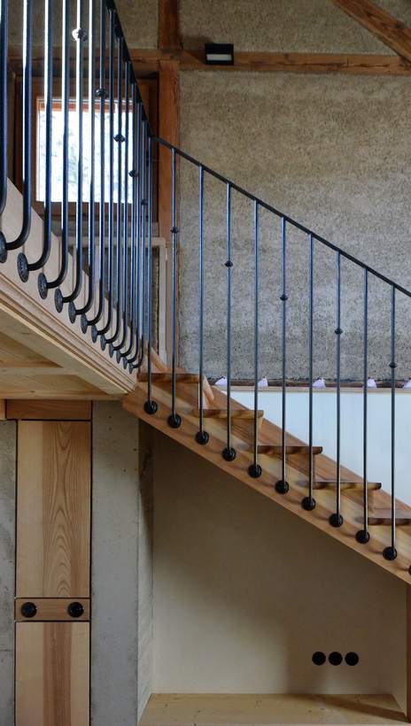 L’escalier de bois et sa rampe en fer