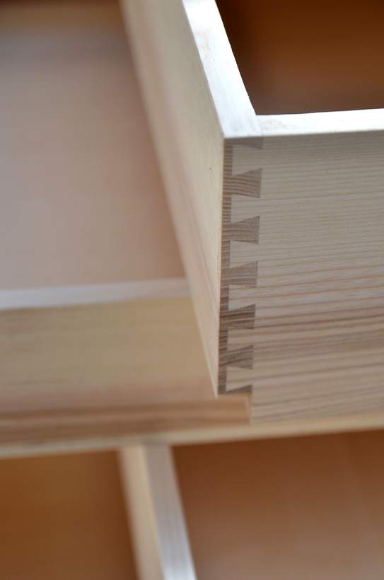 Rangement en bois assemblé
